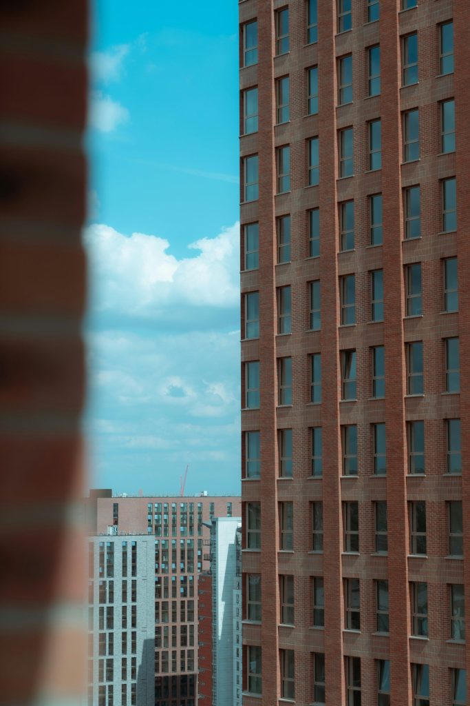 weißes Betongebäude am Tag